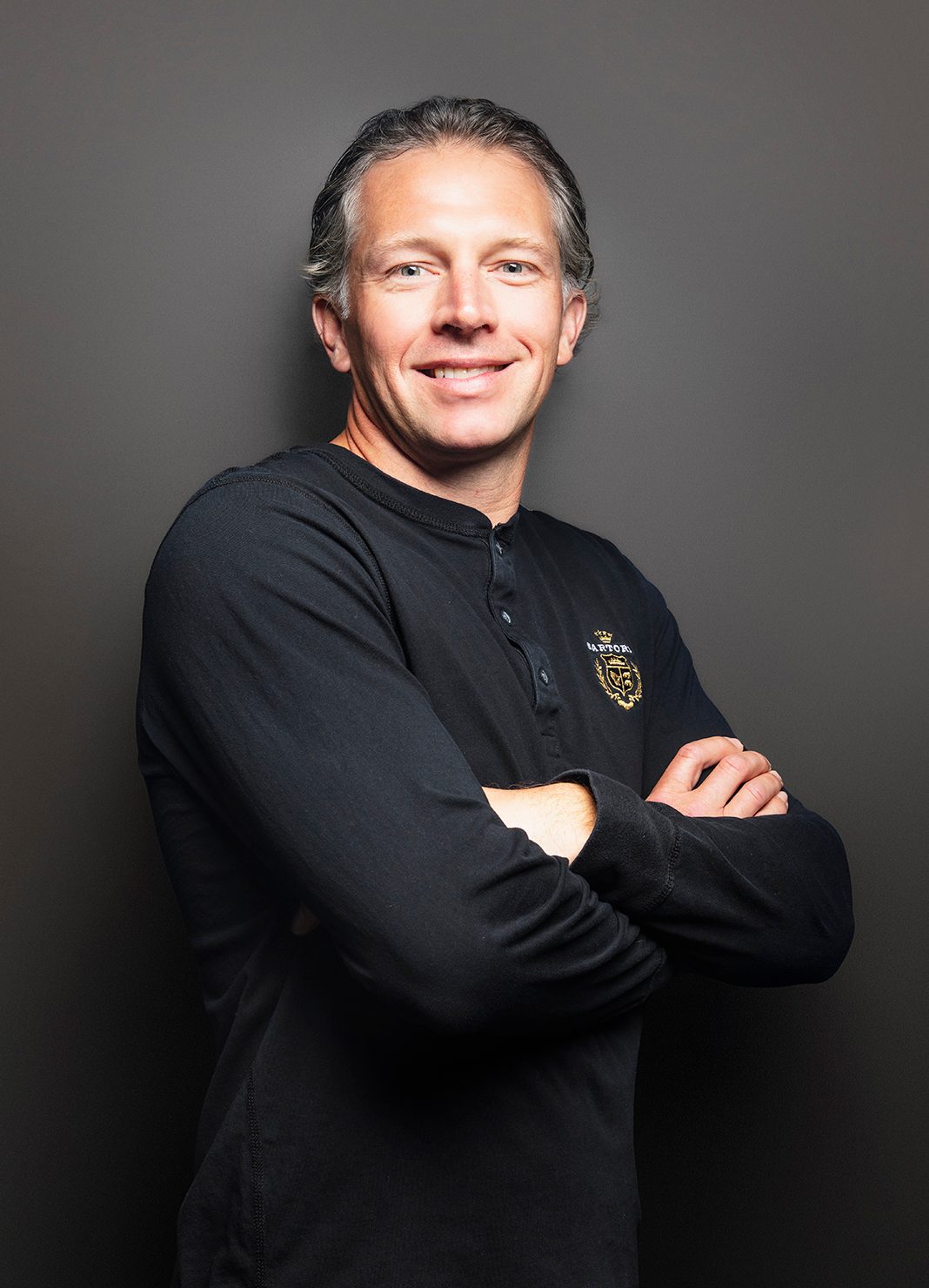 Flash photography, Dress shirt, Cheek, Smile, Neck, Sleeve, Gesture, Collar