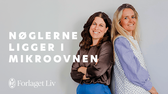 Two smiling women leaning against a wall, with Danish text "NØGLERNE LIGGER I MIKROOVNEN" and "Forlaget Liv" logo.