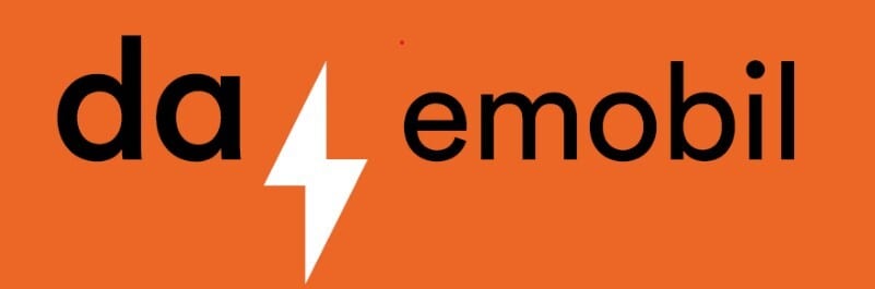 Logo for 'da emobil' featuring black text on an orange background, separated by a white lightning bolt.