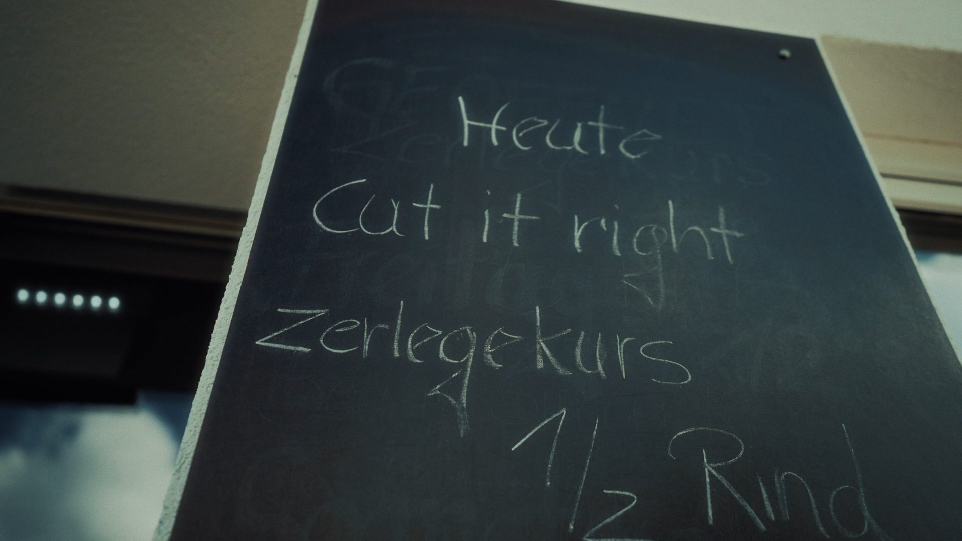 Chalkboard with "Heute Cut it right zerlegekurs 1/2 Rind" in white chalk, announcing a butchering course.