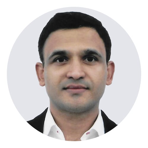 Forehead, Nose, Hair, Cheek, Chin, Eyebrow, Jaw, Sleeve, Gesture, Collar