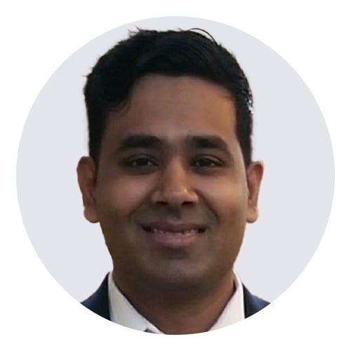 Forehead, Cheek, Smile, Chin, Eyebrow, Jaw, Sleeve, Gesture, Collar, Happy