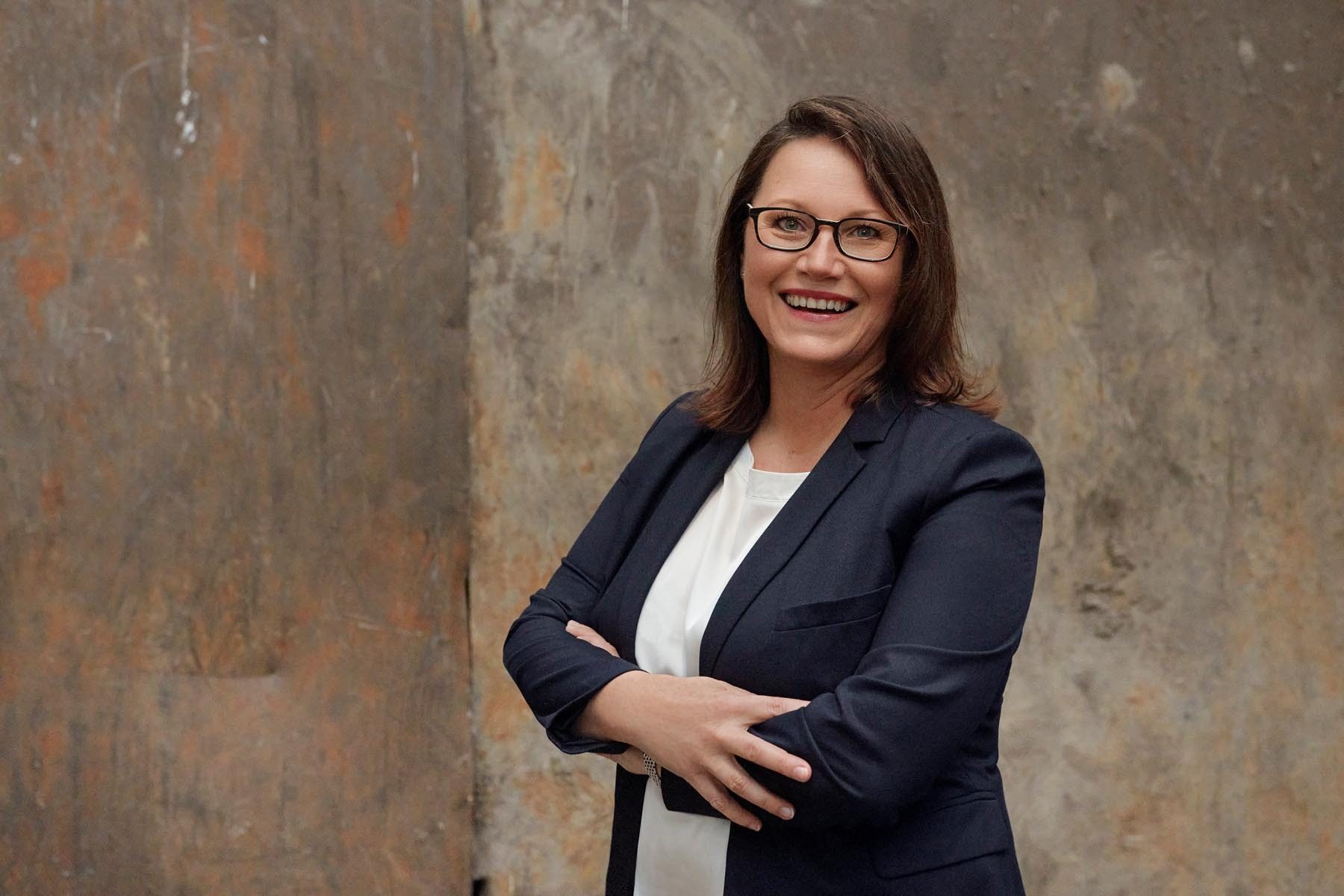 Vision care, Flash photography, Glasses, Smile, Arm, Sleeve, Gesture, Grey, Collar, Happy