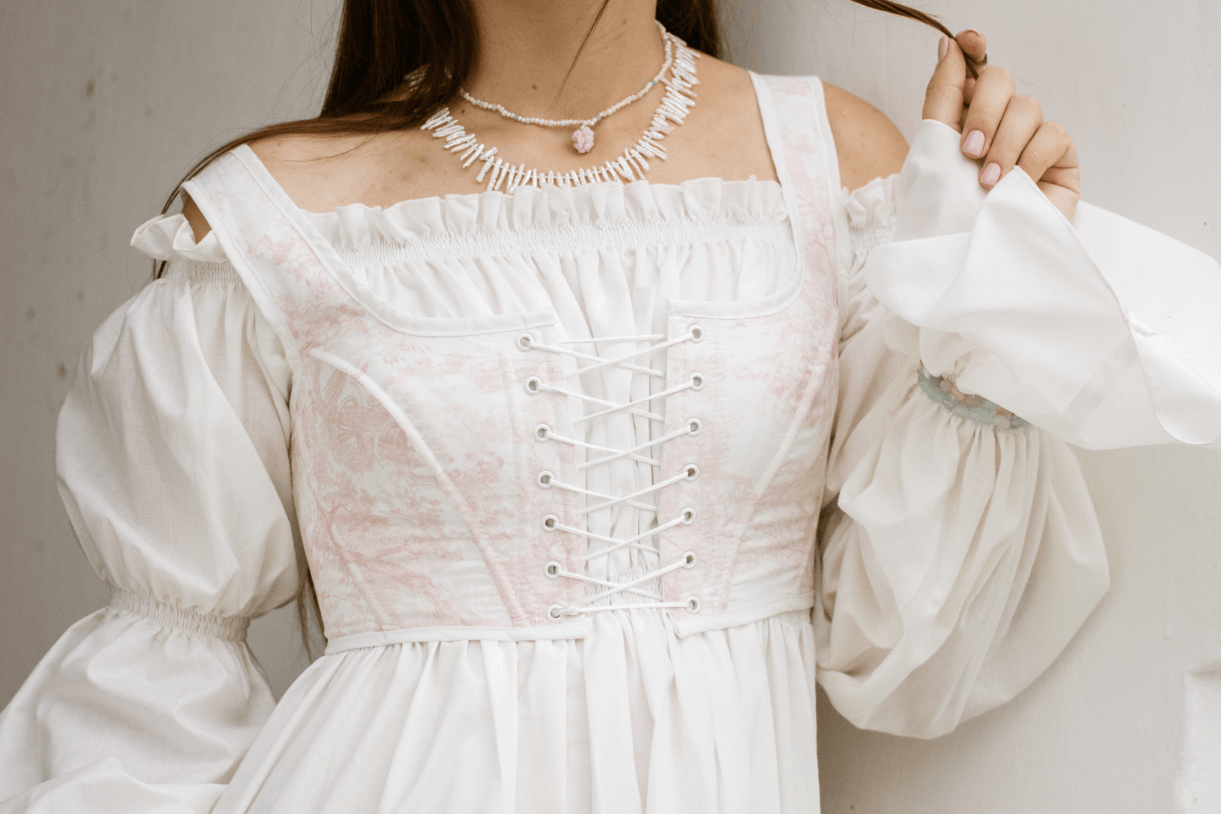 Joint, Outerwear, Shoulder, White, Neck, Textile, Sleeve, Embellishment, Waist, Grey