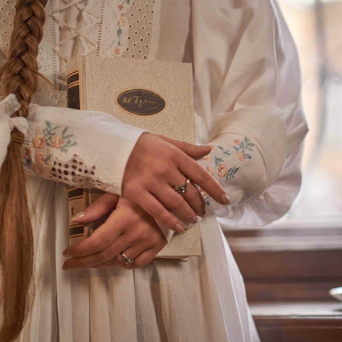 Joint, Hand, Outerwear, Arm, Textile, Waist, Sleeve, Beige, Dress, Nail