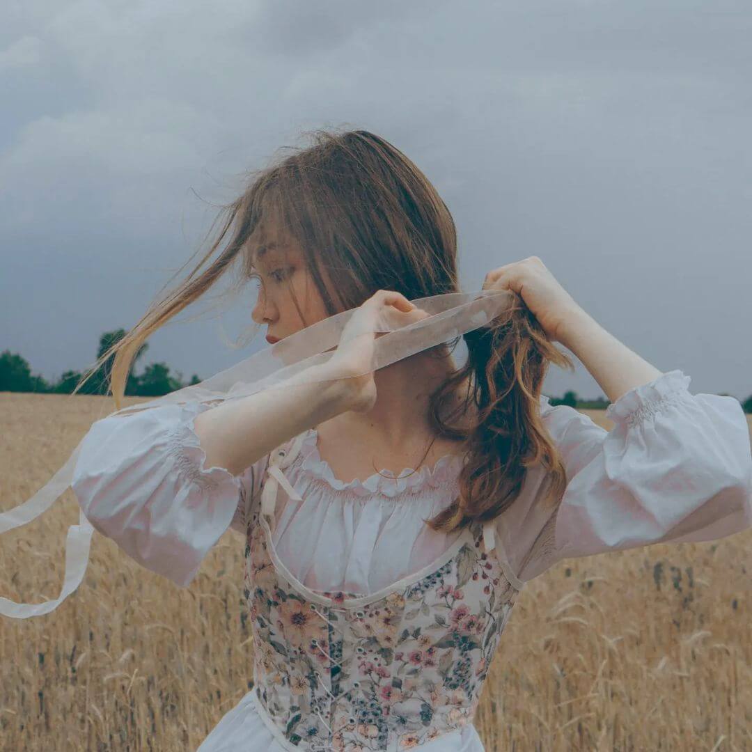 People in nature, Flash photography, Hand, Sky, Fashion, Neck, Plant, Happy, Gesture, Grass