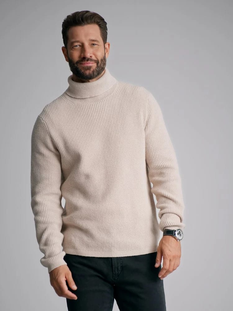 Dress shirt, Watch, Outerwear, Beard, Jersey, Neck, Sleeve, Standing, Gesture, Grey
