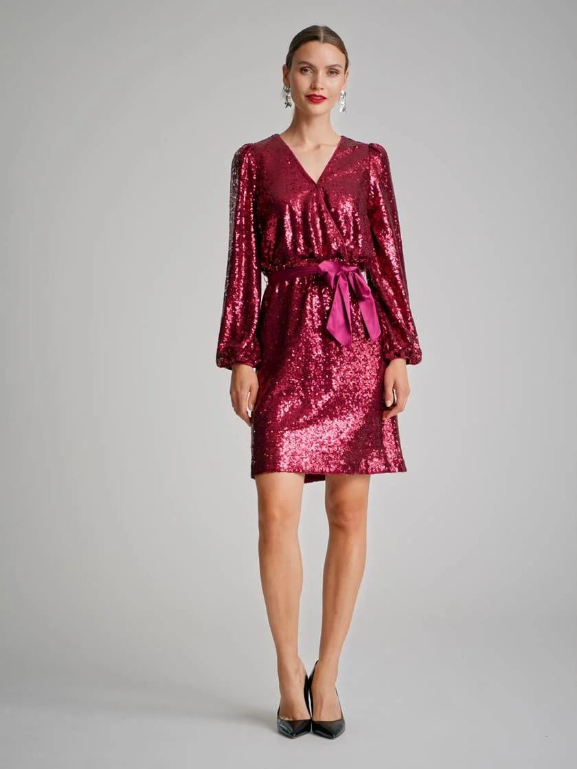 One-piece garment, Human body, Day dress, Clothing, Footwear, Shoulder, Neck, Sleeve, Waist