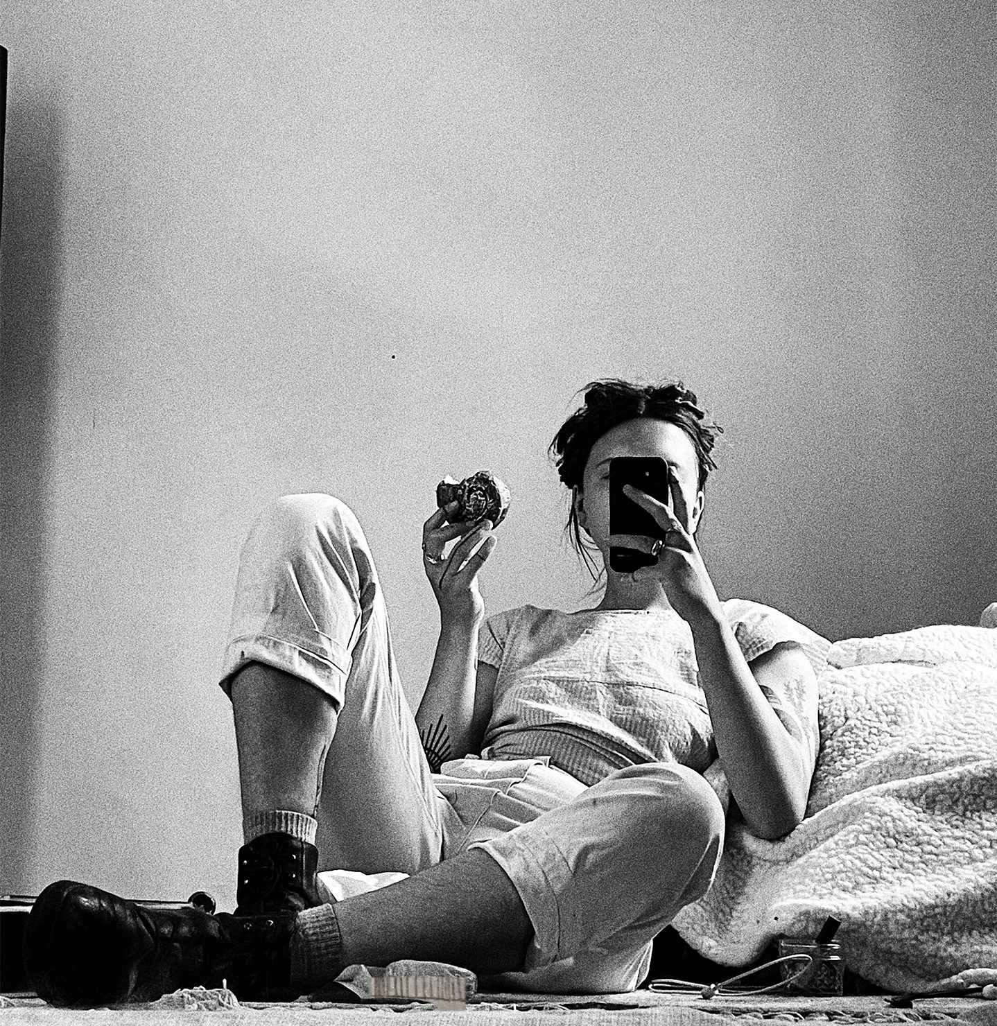 Flash photography, Arm, Leg, Gesture, Black-and-white, Grey, Style, Knee, Eyewear