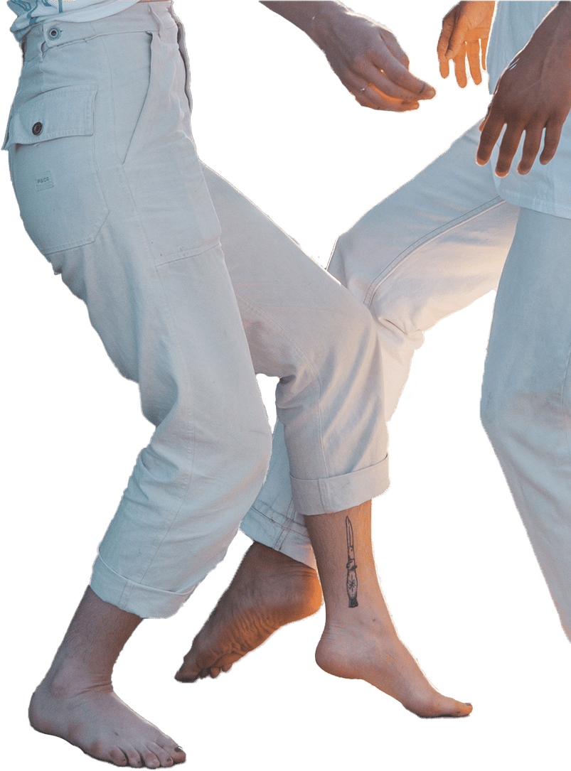 People in nature, Human body, Joint, Hand, Leg, Knee, Sleeve, Gesture, Dress, Thigh