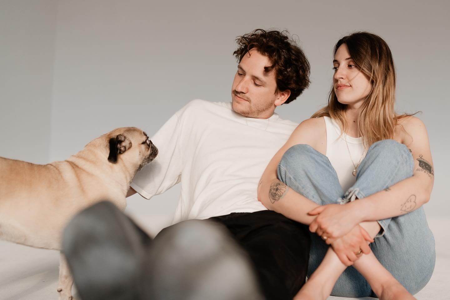 Face, Skin, Head, Jeans, Shorts, Shoulder, Arm, Leg, Muscle, Comfort