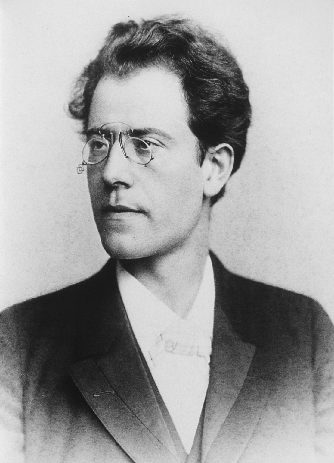 Forehead, Glasses, Eyebrow, Jaw, Collar