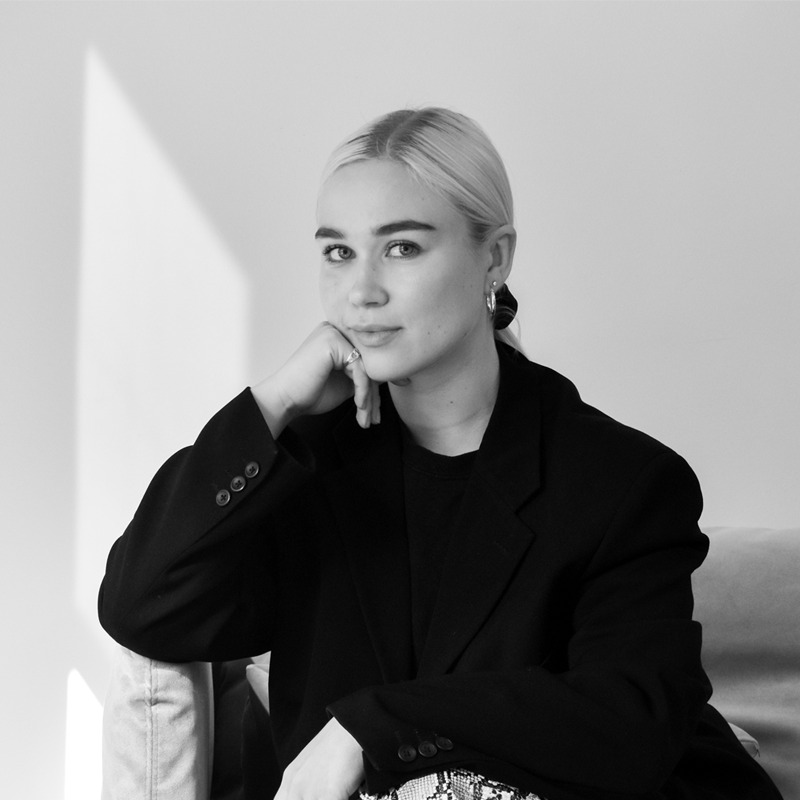 Flash photography, Street fashion, Lip, Hairstyle, Neck, Sleeve, Gesture, Style, Black-and-white, Collar