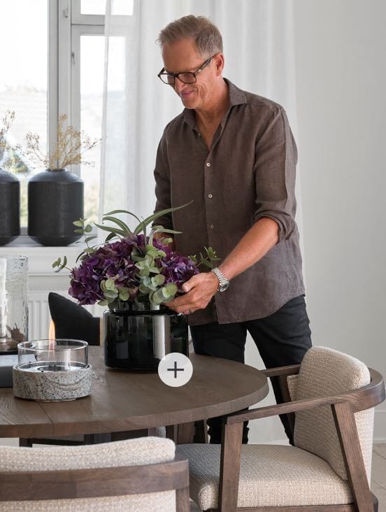 Interior design, Table, Plant, Furniture, Flower, Flowerpot, Sleeve, Vase, Houseplant