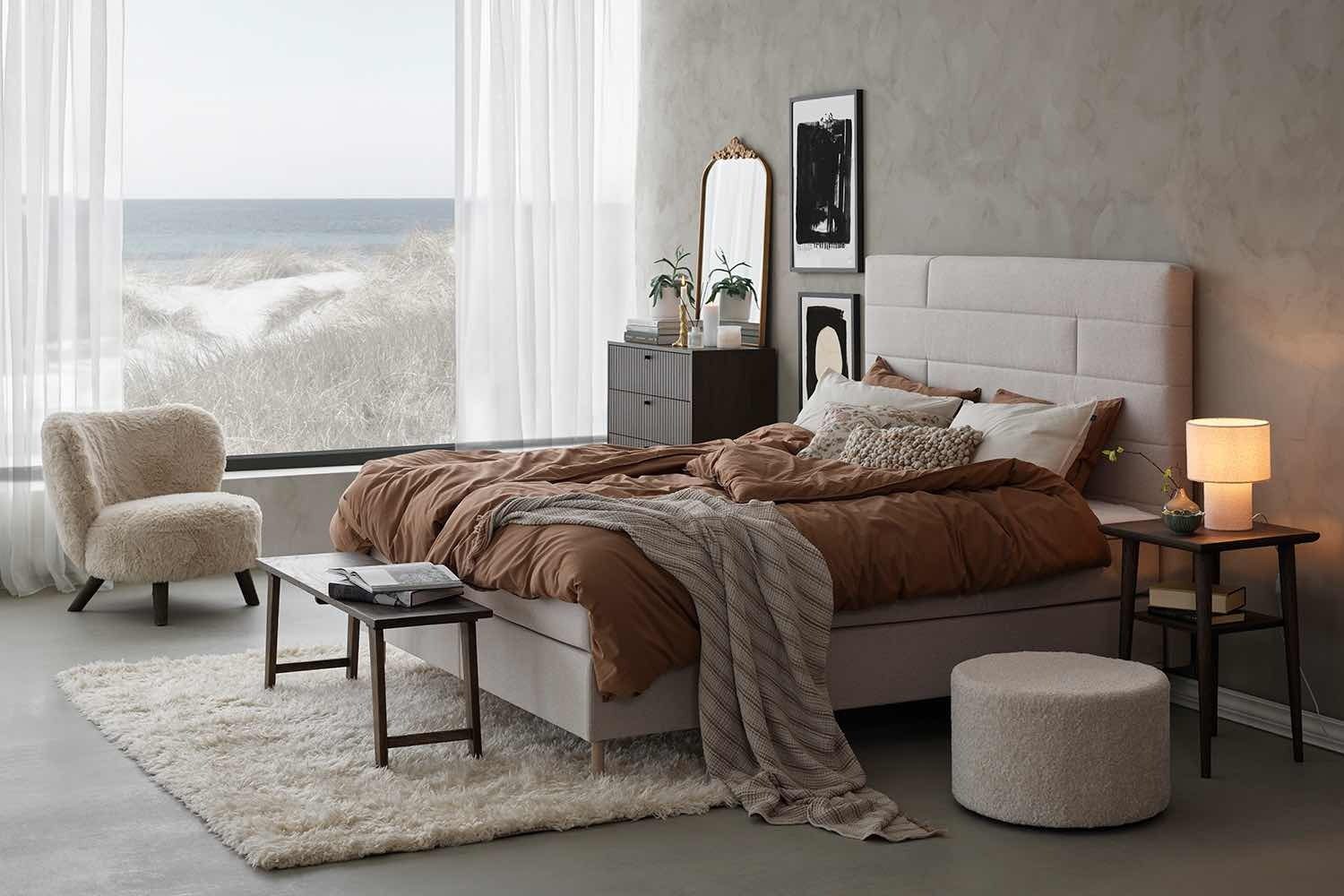 Interior design, Living room, Furniture, Building, Comfort, Wood, Textile, Lighting, Lamp, Architecture