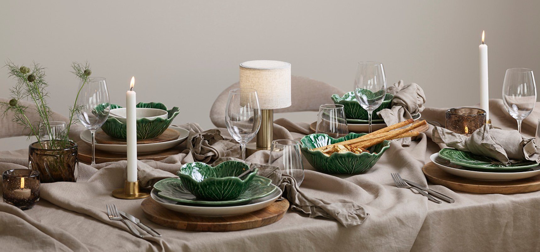 Tableware, Dishware, Candle, Serveware, Table, Drinkware, Tablecloth, Plate