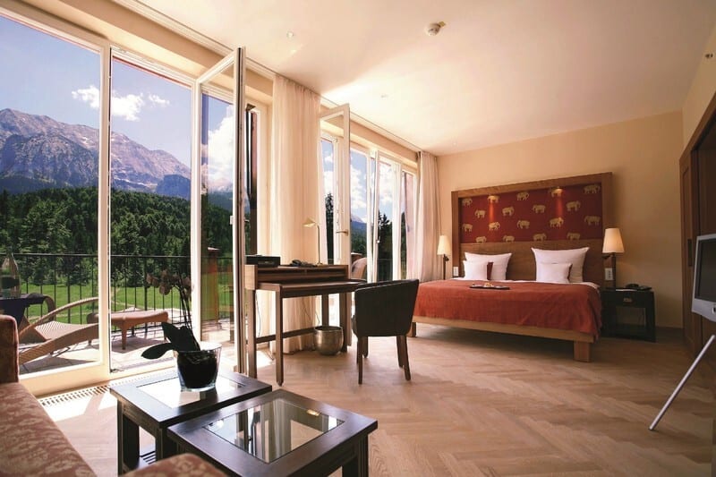 Interior design, Table, Furniture, Property, Plant, Building, Wood, Houseplant, Comfort, Window