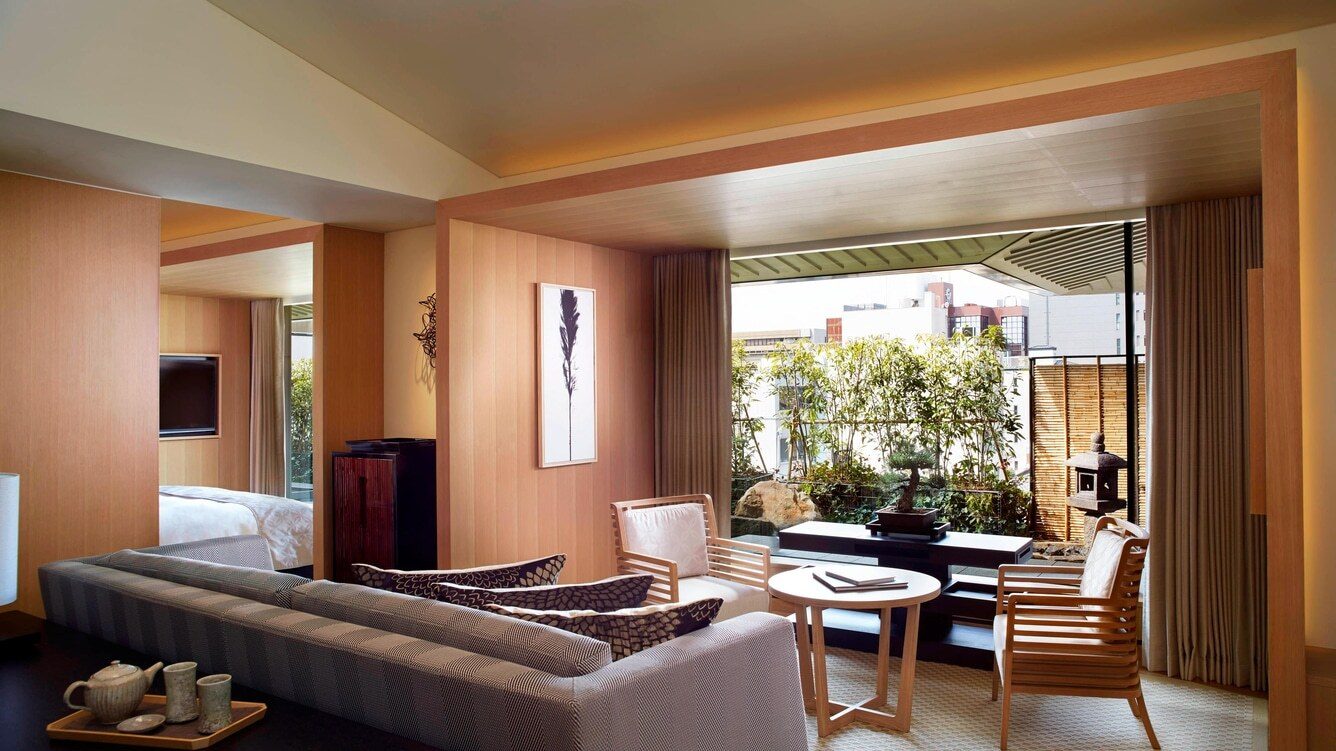 Living room, Furniture, Property, Plant, Building, Comfort, Table, Houseplant, Wood, Architecture