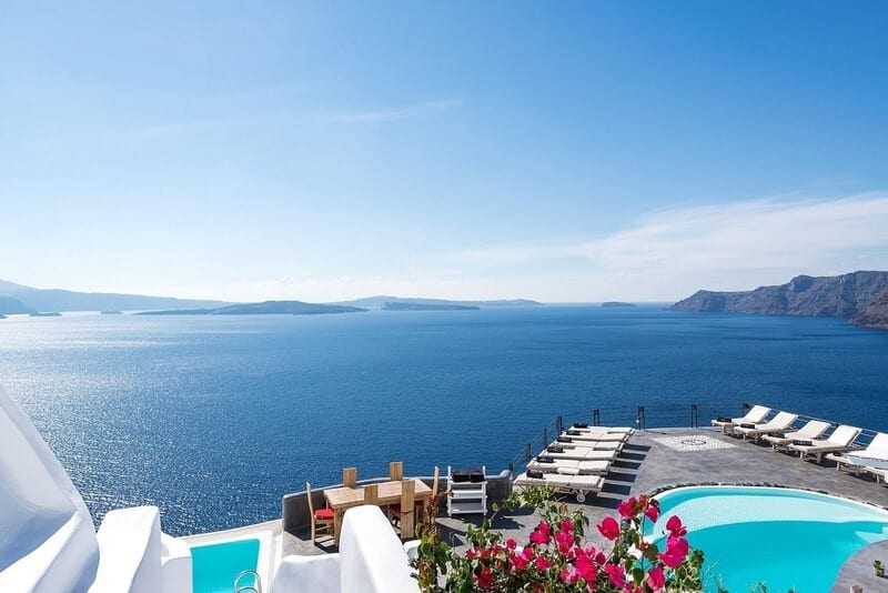 Coastal and oceanic landforms, Seaside resort, Water, Sky, Cloud, Blue, Flower, Plant, Travel, Leisure