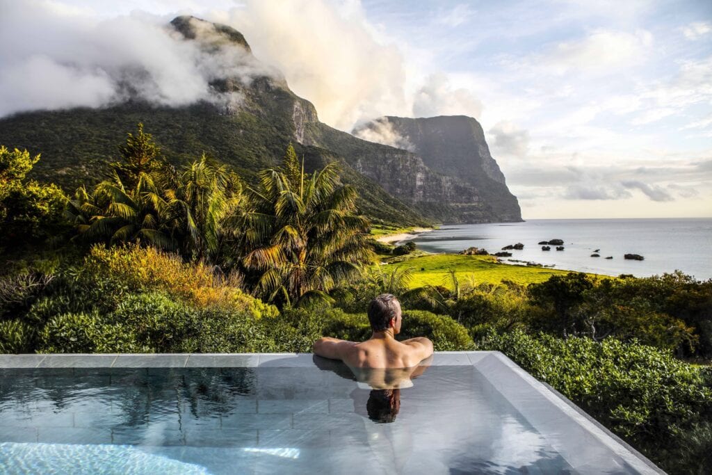 Coastal and oceanic landforms, Body of water, Cloud, Sky, Plant, Mountain, Nature, Leisure, Travel