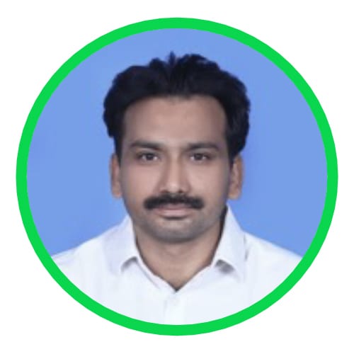 Facial expression, Hair, Forehead, Chin, Hairstyle, Eyebrow, Neck, Sleeve, Collar