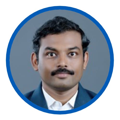 Forehead, Hair, Chin, Hairstyle, Eyebrow, Jaw, Sleeve, Gesture, Collar