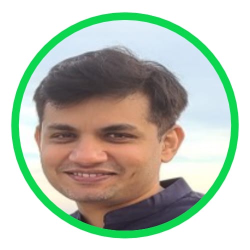 Forehead, Nose, Cheek, Smile, Chin, Eyebrow, Jaw, Sleeve, Happy