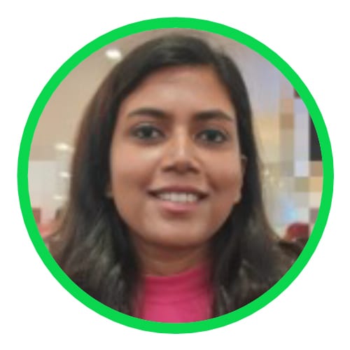 Facial expression, Forehead, Nose, Cheek, Smile, Eyebrow, Neck, Sleeve, Happy, Eyelash