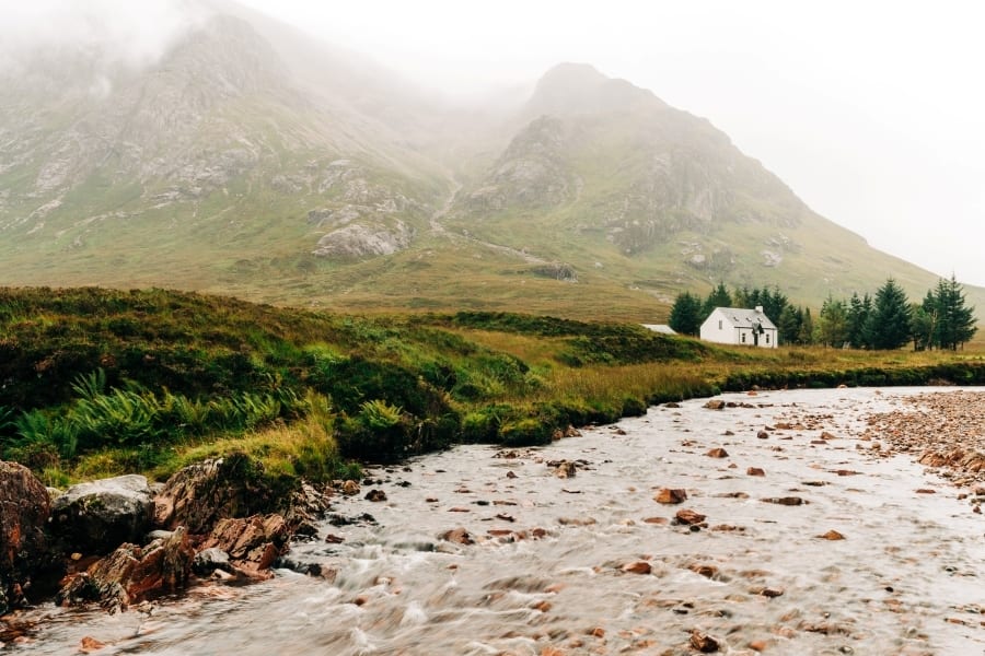 Water resources, Natural landscape, Atmospheric phenomenon, Mountain, Plant, Highland, Sky, Fog, Grass