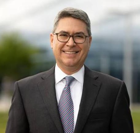 Dress shirt, Vision care, Forehead, Glasses, Smile, Tie, Sleeve, Gesture, Collar