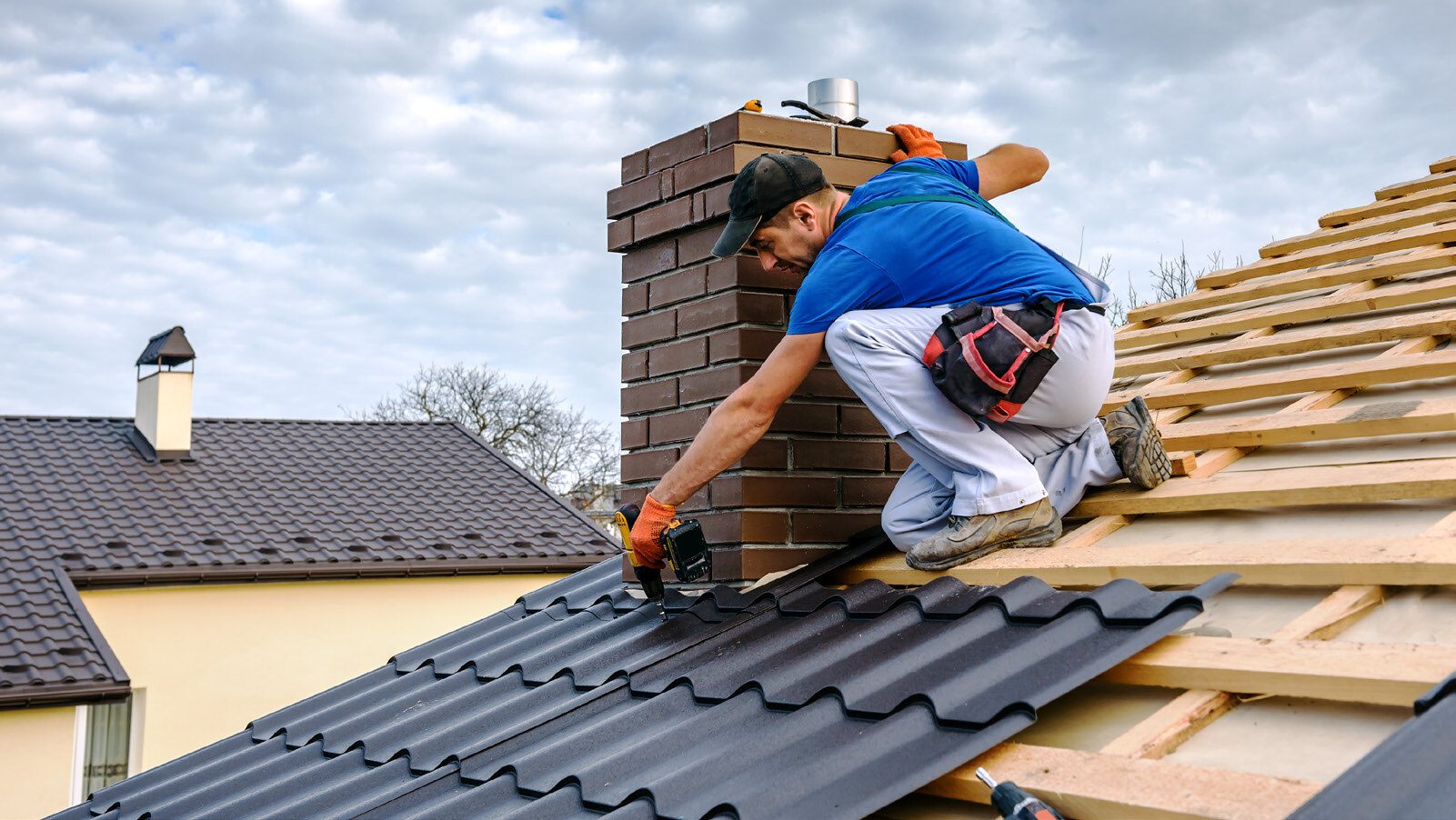 Sky, Cloud, Wood, Roofer, Helmet, Tradesman