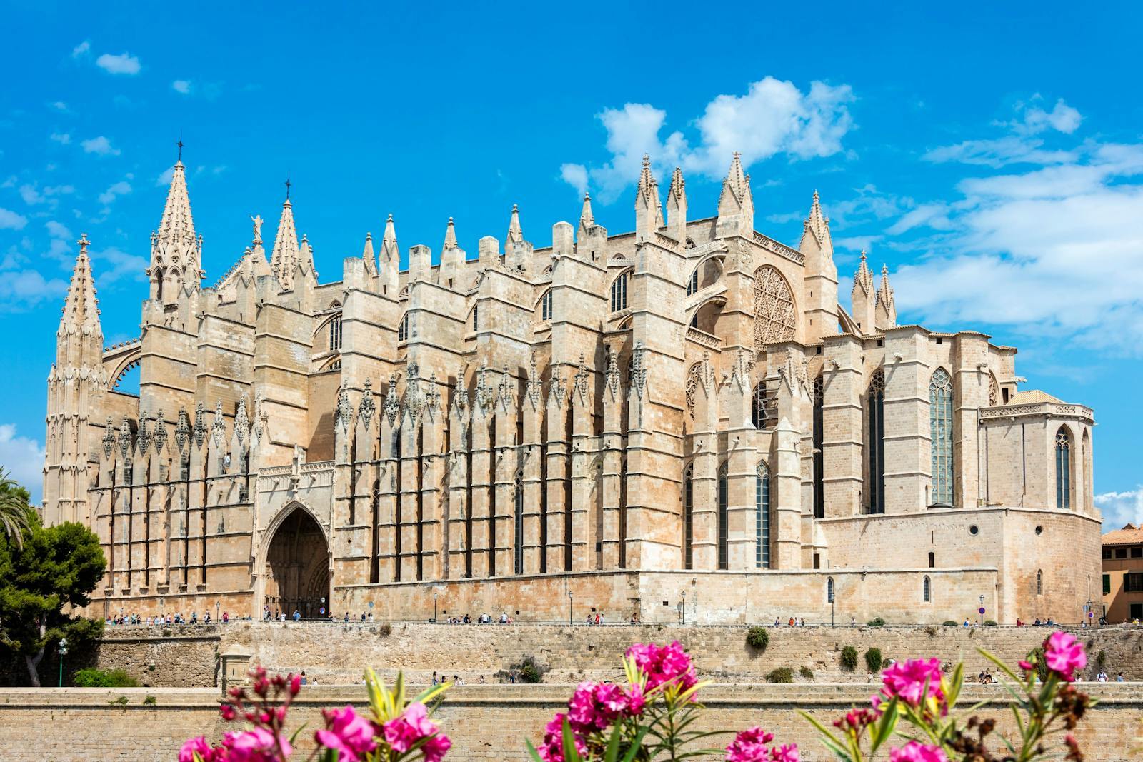 Tourist attraction, Medieval architecture, Historic site, Landmark, Spire, Castle, History