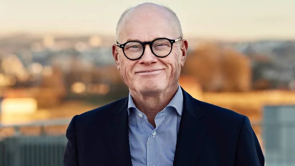 Vision care, Dress shirt, Flash photography, Forehead, Glasses, Chin, Smile, Sky, Happy, Collar