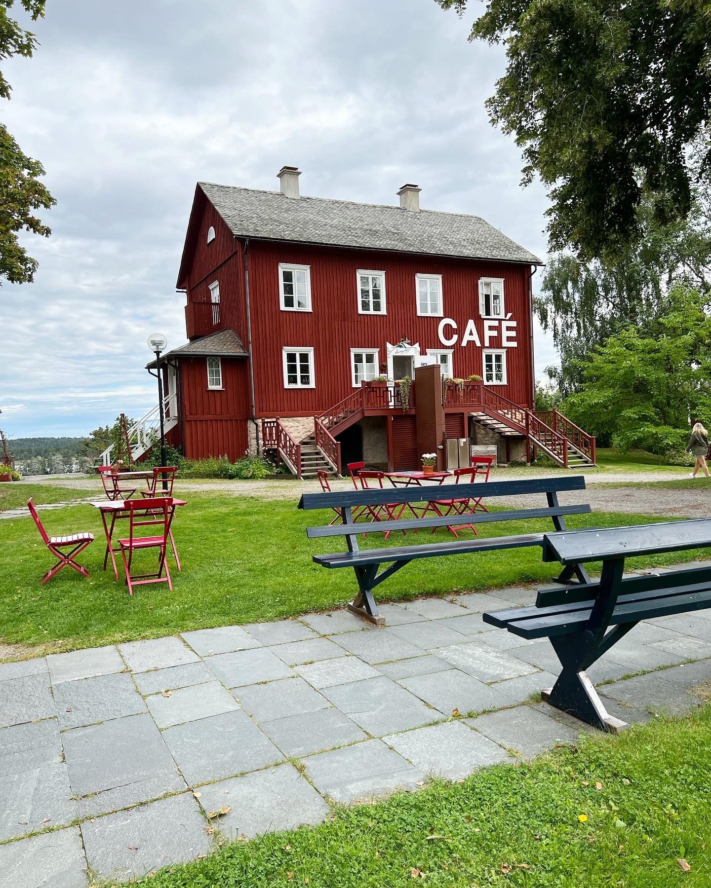 Outdoor bench, Land lot, Sky, Plant, Property, Cloud, Furniture, Building, Window
