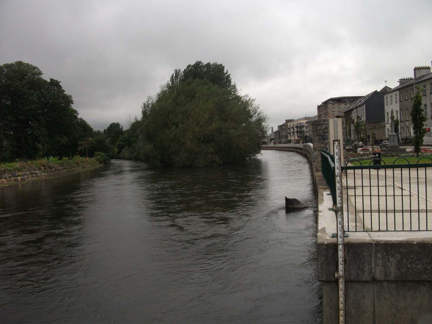 Fluvial landforms of streams, Water, Cloud, Sky, Plant, Building, Tree, Lake, Watercourse, Bank