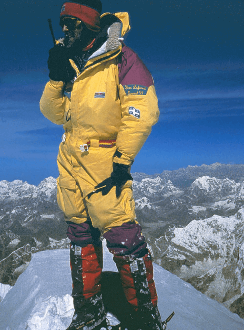 Outerwear, Sky, Snow, Glove, Gesture, Slope, Workwear