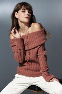 Flash photography, Fashion design, Joint, Neck, Sleeve, Waist, Gesture, Thigh, Knee
