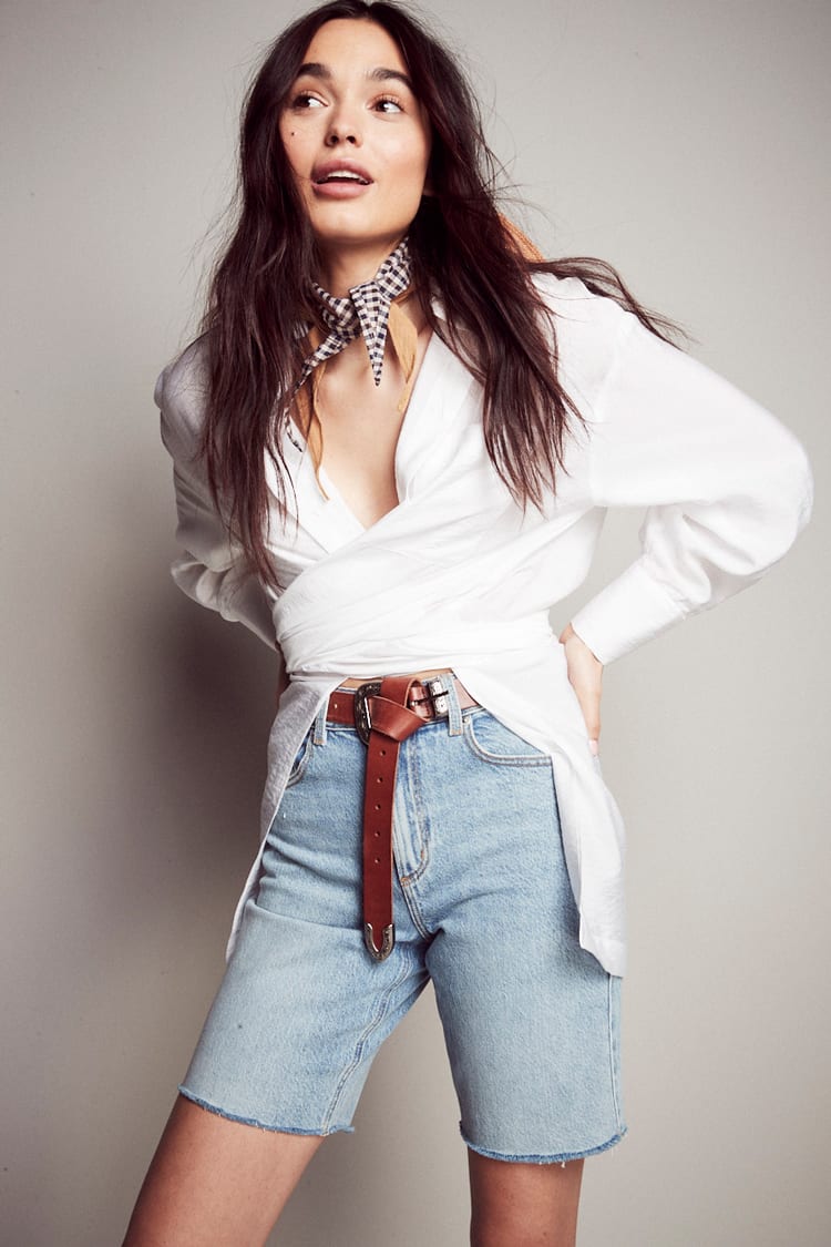 Flash photography, Joint, Skin, Lip, Leg, Neck, Shorts, Sleeve, Waist, Thigh