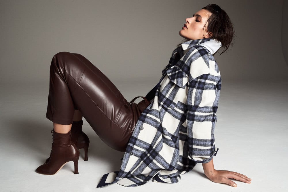 Flash photography, Fashion design, Knee-high boot, Joint, Outerwear, Leg, Sleeve, Knee, Thigh