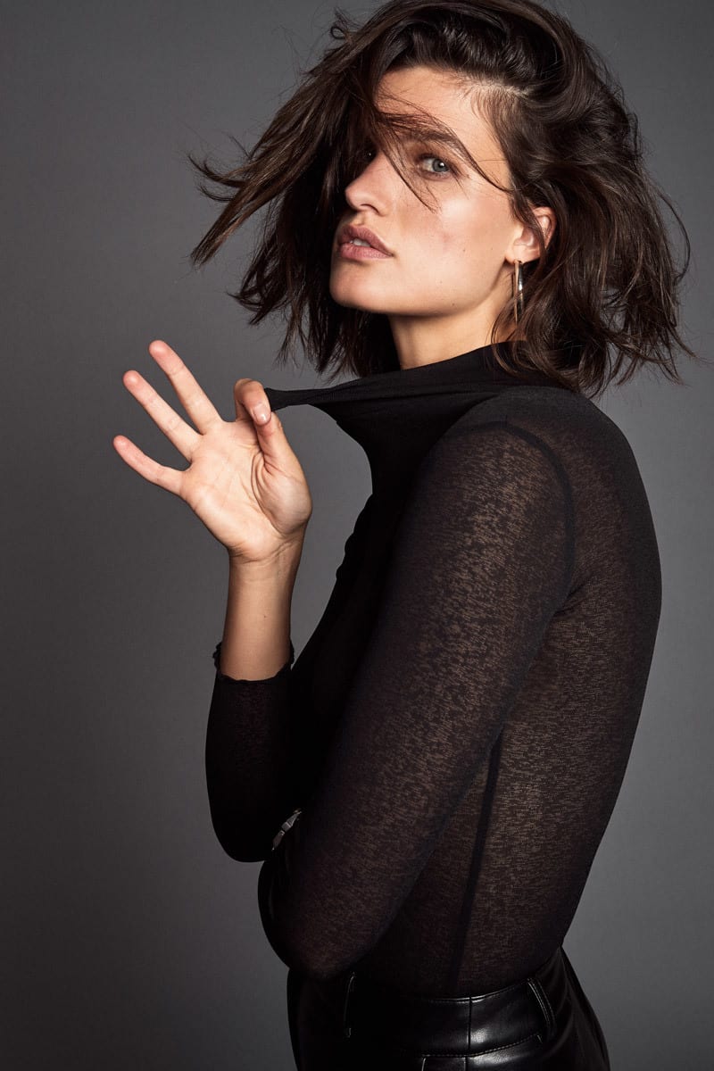 Flash photography, Joint, Lip, Shoulder, Arm, Organ, Neck, Eyelash, Sleeve, Standing