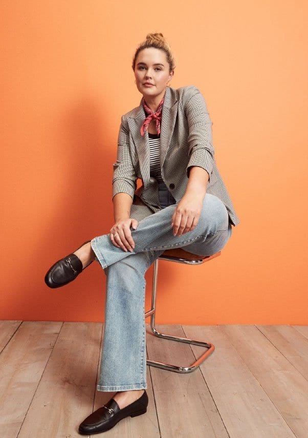 Dress shirt, Flash photography, Footwear, Jeans, Shoe, Leg, Sleeve, Knee, Collar, Wood