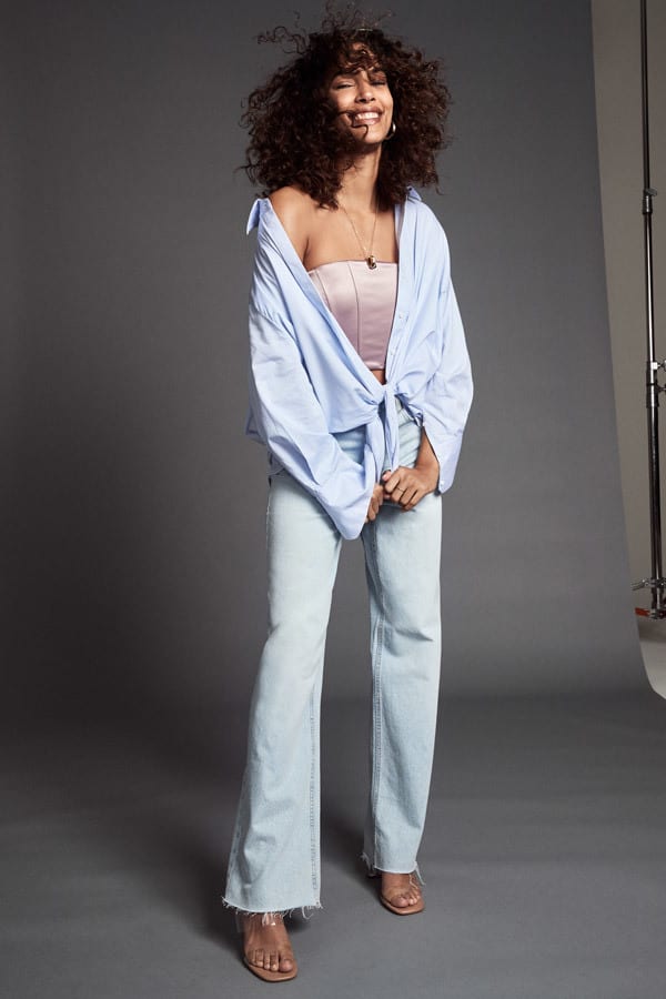 Flash photography, Neck, Smile, Sleeve, Waist, Standing, Thigh