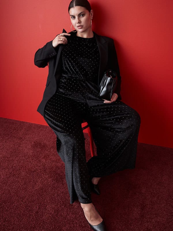 Flash photography, Footwear, Joint, Lip, Shoe, Shoulder, Leg, Neck, Sleeve, Waist