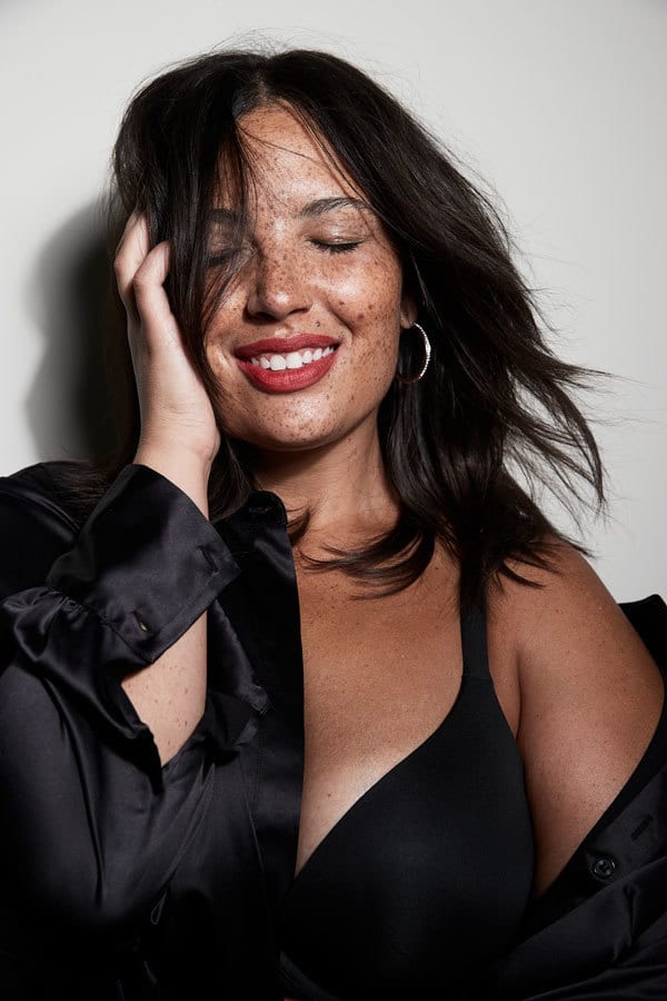 Flash photography, Face, Smile, Lip, Eyebrow, Muscle, Lipstick, Fashion, Eyelash, Sleeve