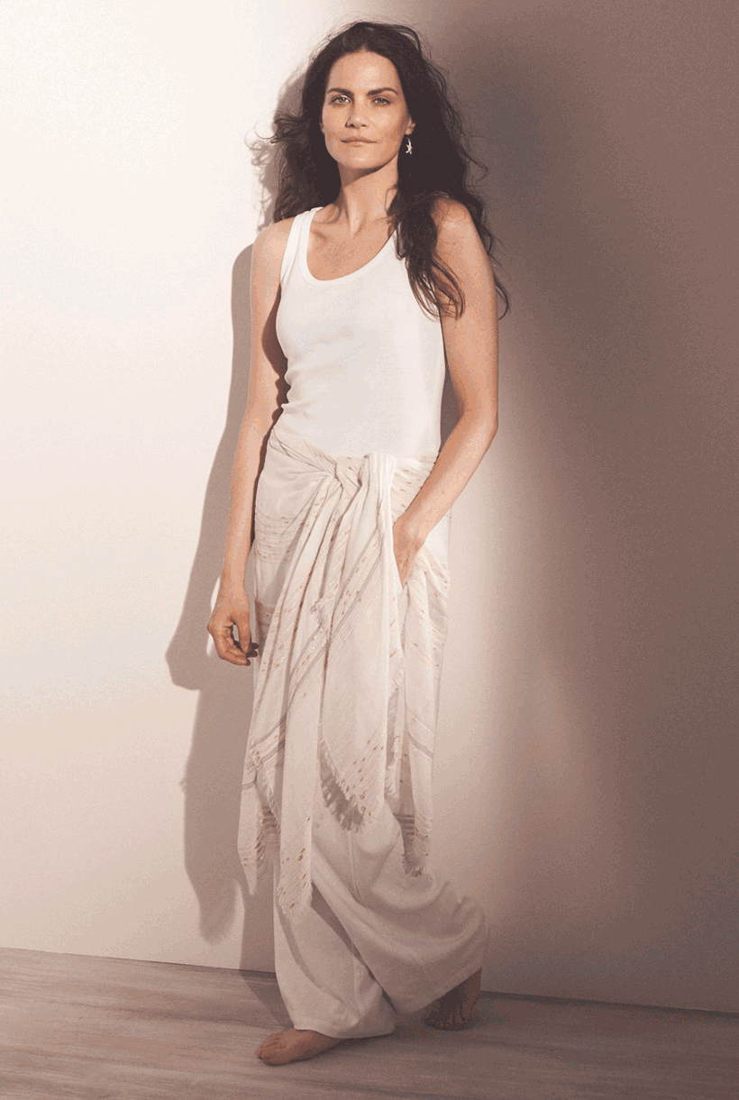 One-piece garment, Human body, Flash photography, Day dress, Sleeve, Waist, Thigh, Gown