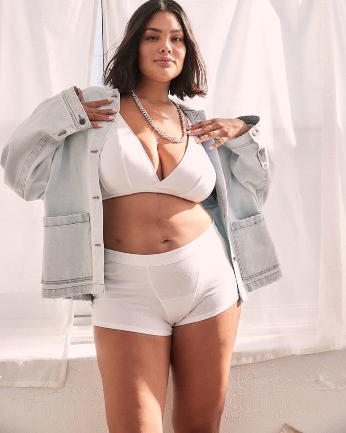 Human body, Clothing, Joint, Shoulder, Shorts, Neck, Fashion, Sleeve, Waist, Textile