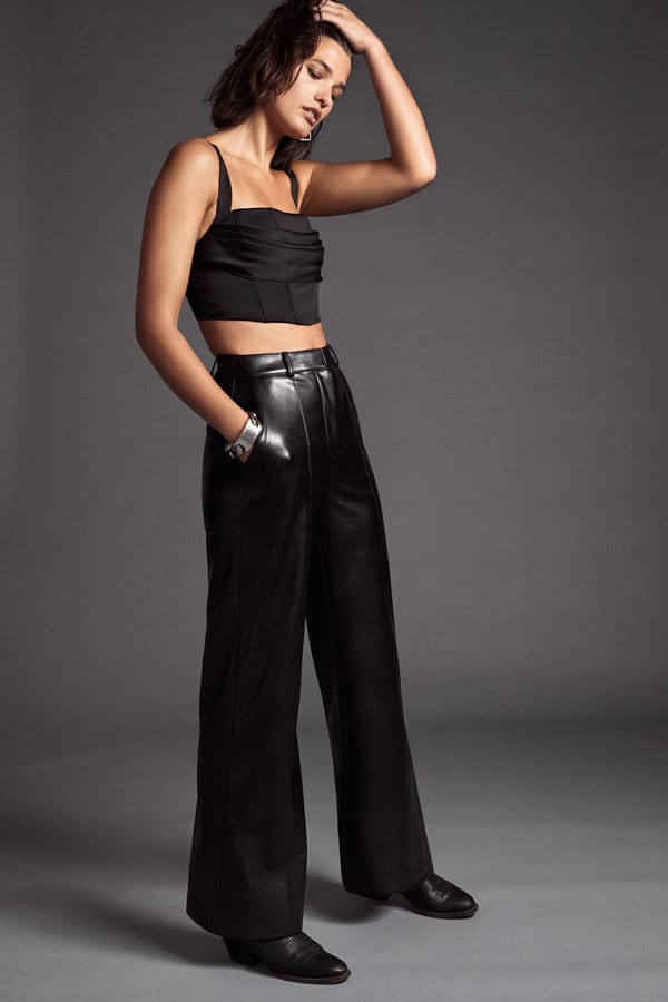 Flash photography, Hair, Face, Neck, Sleeve, Waist, Gesture