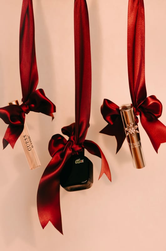 Gift wrapping, Petal, Ribbon, Red