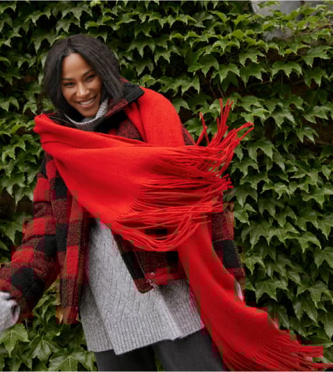 People in nature, Outerwear, Sleeve, Plant, Wrap, Shawl, Grass
