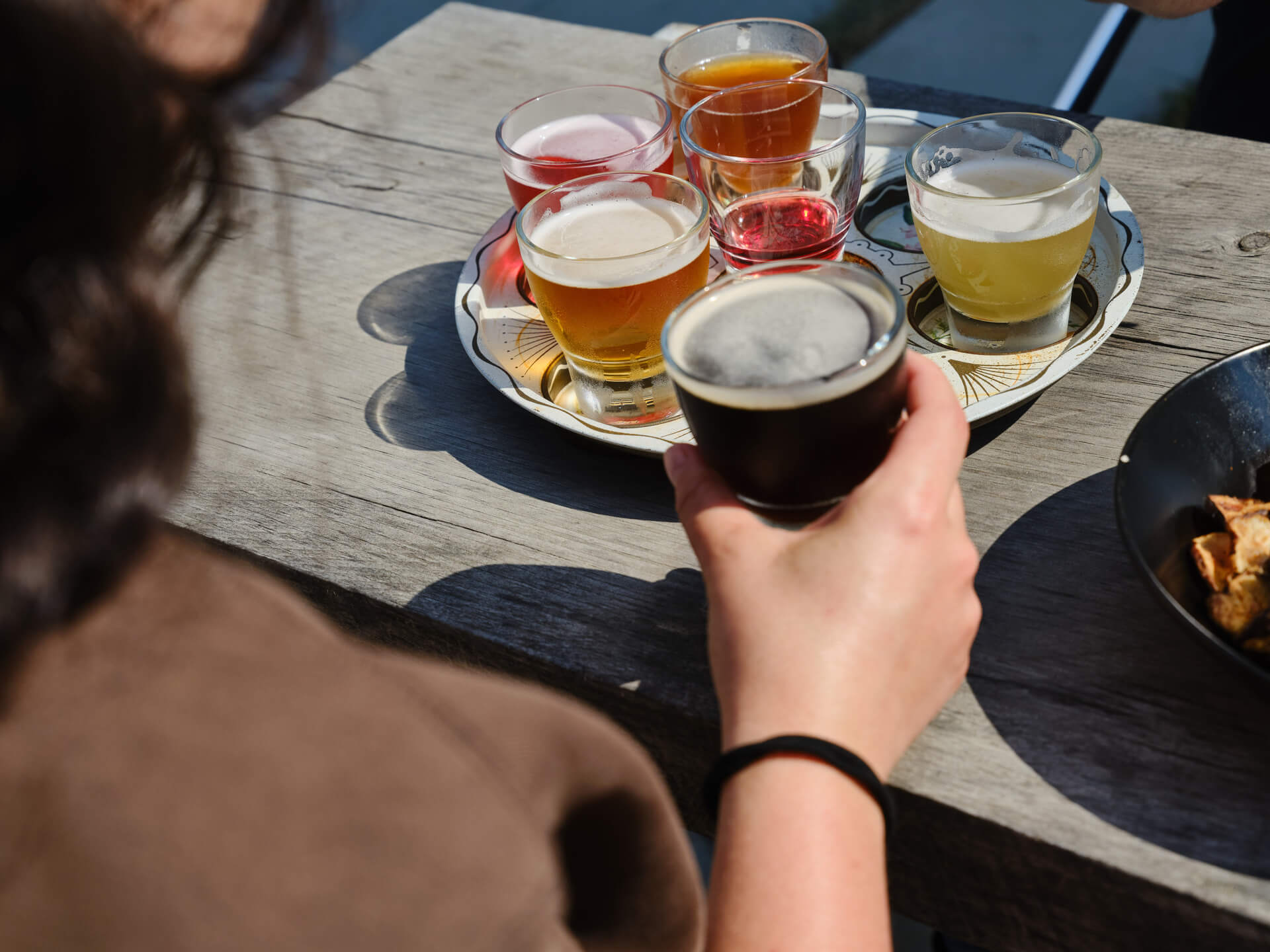 Alcoholic drink, Beer glassware, Tableware, Drinkware, Table, Serveware, Barware, Ale, Alcohol